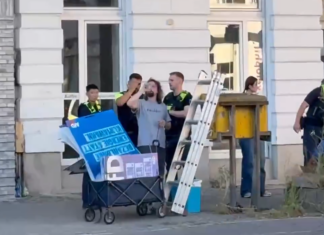 AfD-Plakatierer in Berlin angegriffen – sieben Polizeiwagen rücken an