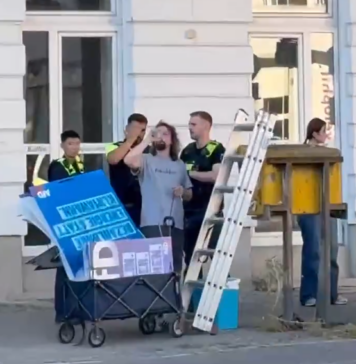 AfD-Plakatierer in Berlin angegriffen – sieben Polizeiwagen rücken an