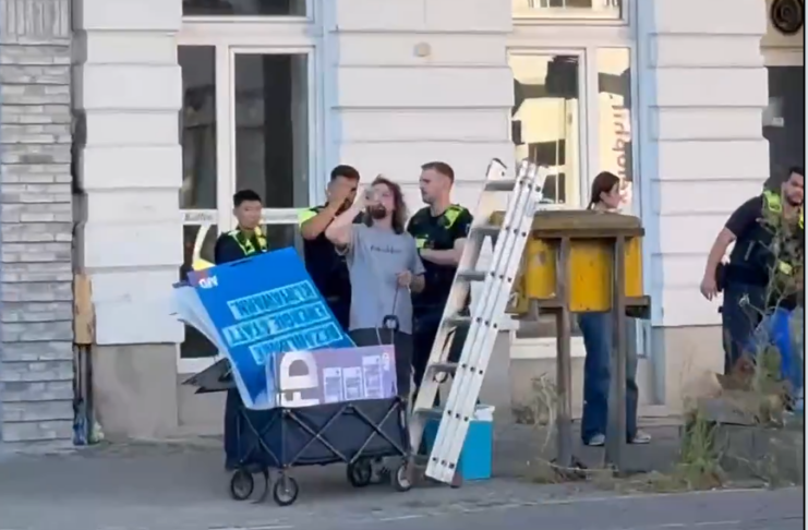 AfD-Plakatierer in Berlin angegriffen – sieben Polizeiwagen rücken an