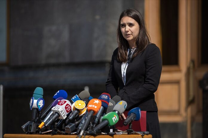 Юлія_Мендель_біля_АП,_2019,_2